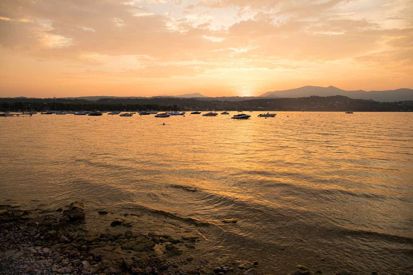 italien-gardasee-sonnenuntergang-in-manerba-del-garda-g-1264465316.jpg