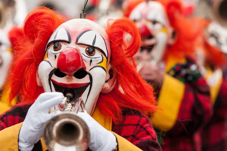 karneval-strassenmusiker-clown-g-177807889.jpg