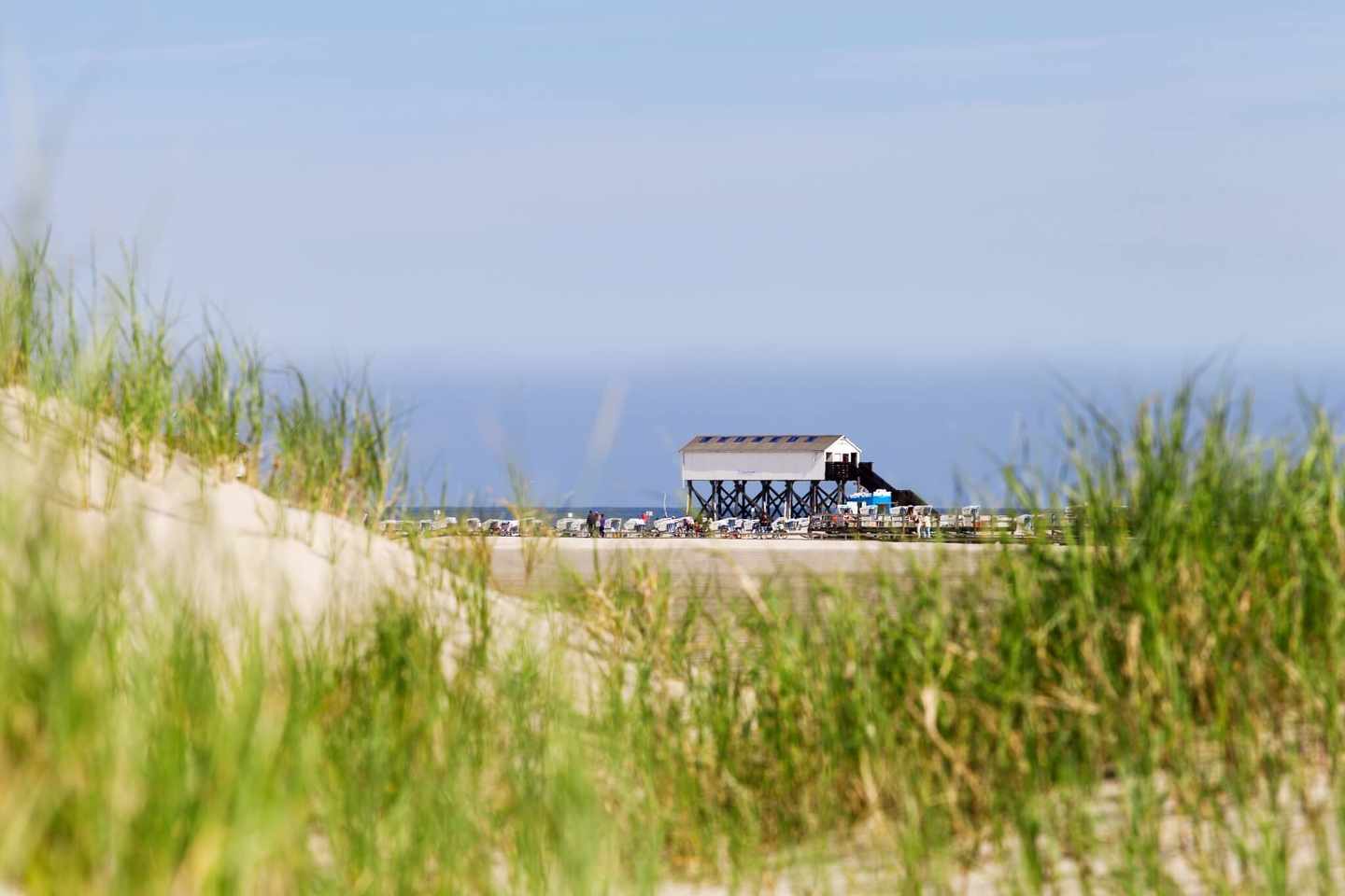 bltd39118e53c231ed7-deutschland-st-peter-ording-pfahlbauten-fotospots-deutschland-g-464556346.jpg Fotolocation am Meer: Pfahlbau in den Dünen von St. Peter-Ording
