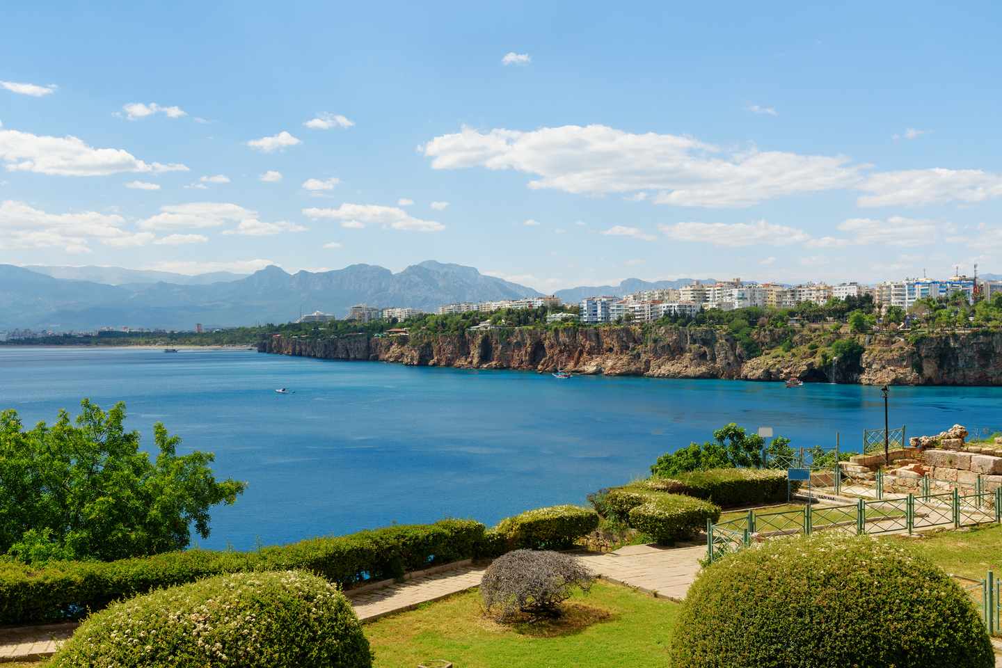 tuerkei-antalya-blick-auf-konyaalti-g-966914942.jpg