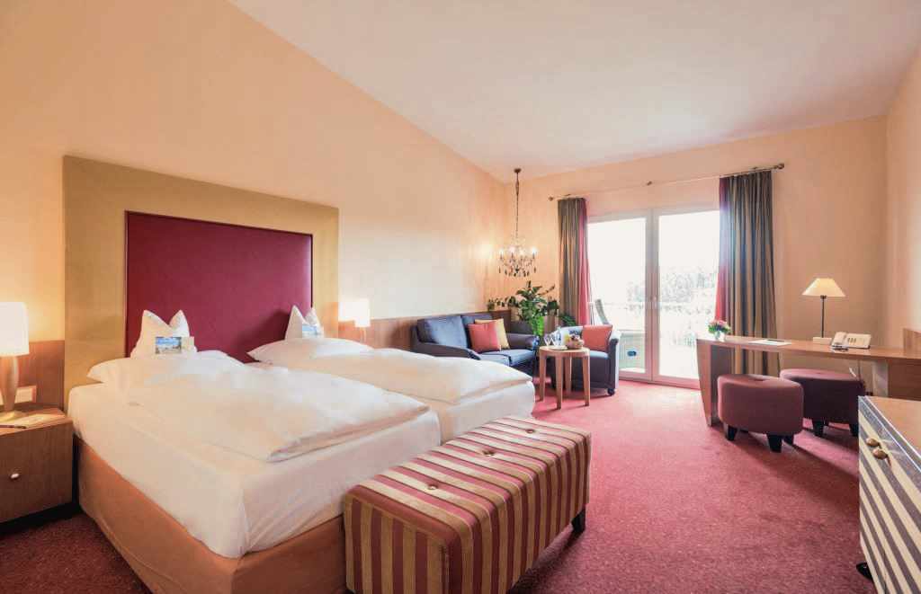 blt57905deb22be6bc0-familienurlaub-babymoon-hotels-hotel-heinz-h-DER1104792.jpg Ein Zimmer im Hotel Heinz