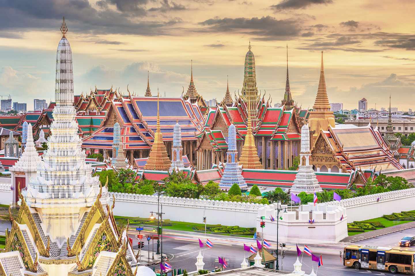 thailand-wetter-reiseyeit-bangkok-thailand-im-tempel-des-smaragd-buddha-und-grand-palace-g-1146493663.jpg