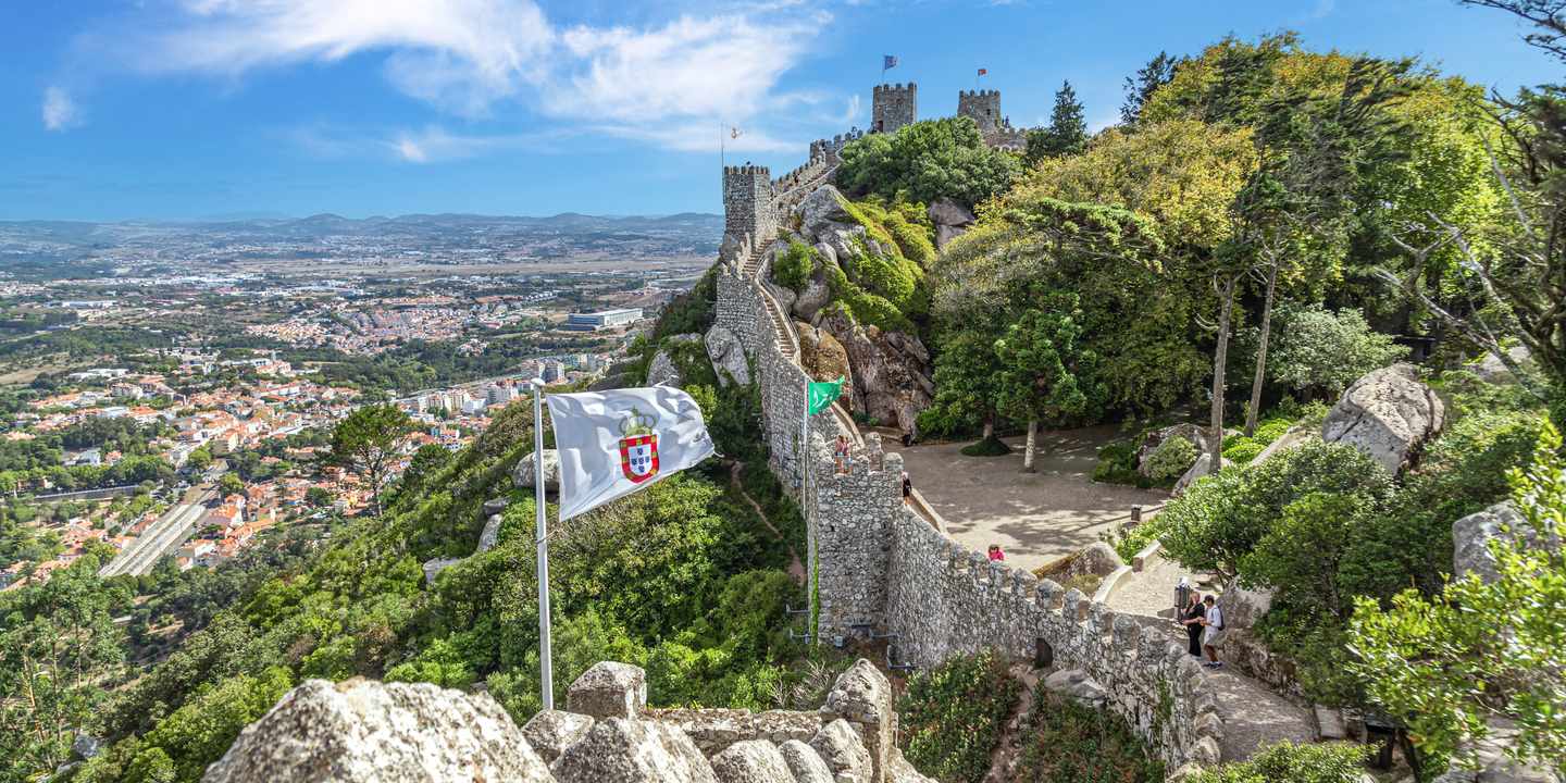 portugal-sintra-castelo-dos-mouros-burgmauer-aussicht-s-710058983.jpg