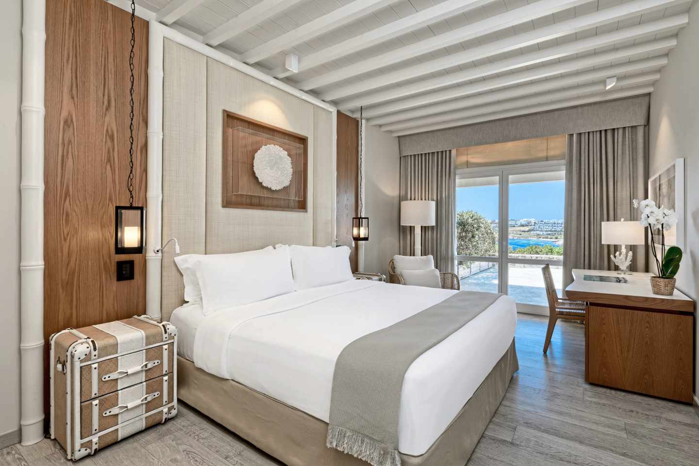 blt87ecd0a0a95a3426-deluxe-aussergewoehnliche-uebernachtungen-santa-marina-mykonos-der1466686.jpg Lichtdurchflutetes Zimmer mit Terrasse und Meerblick – im natürlichen Designmix aus Holz, Leinen und mediterranen Akzenten
