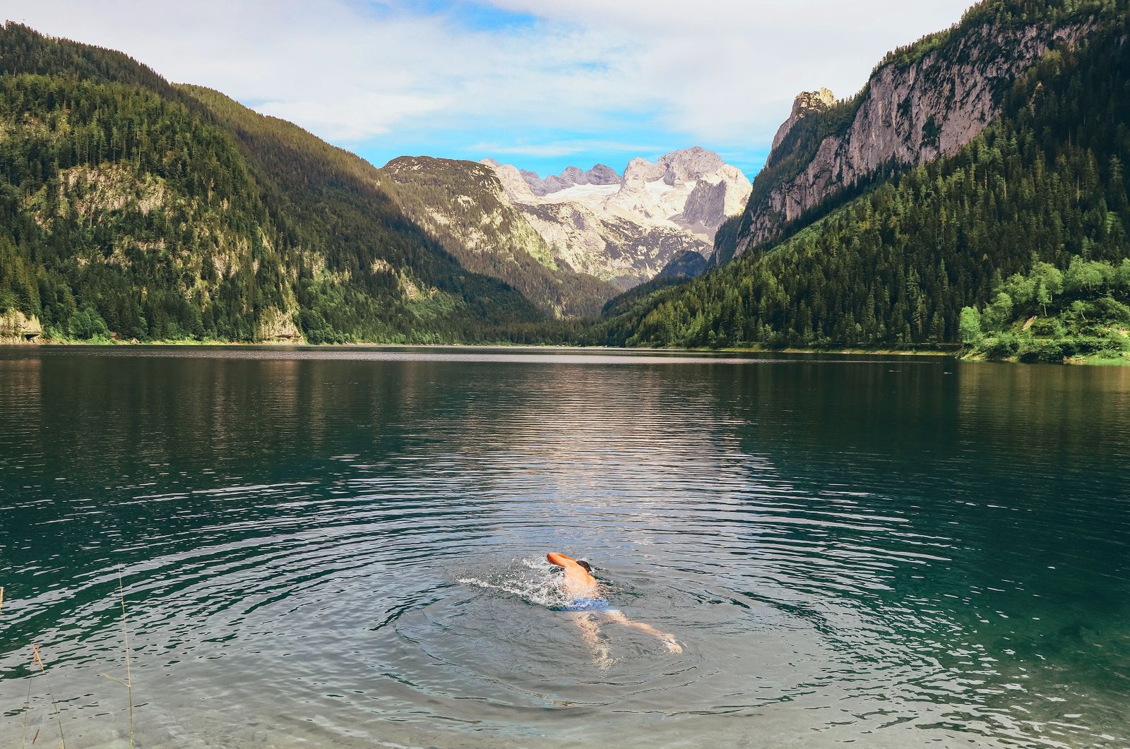 Seen Oberösterreich Vorderer Gosausee Mann schwimmt