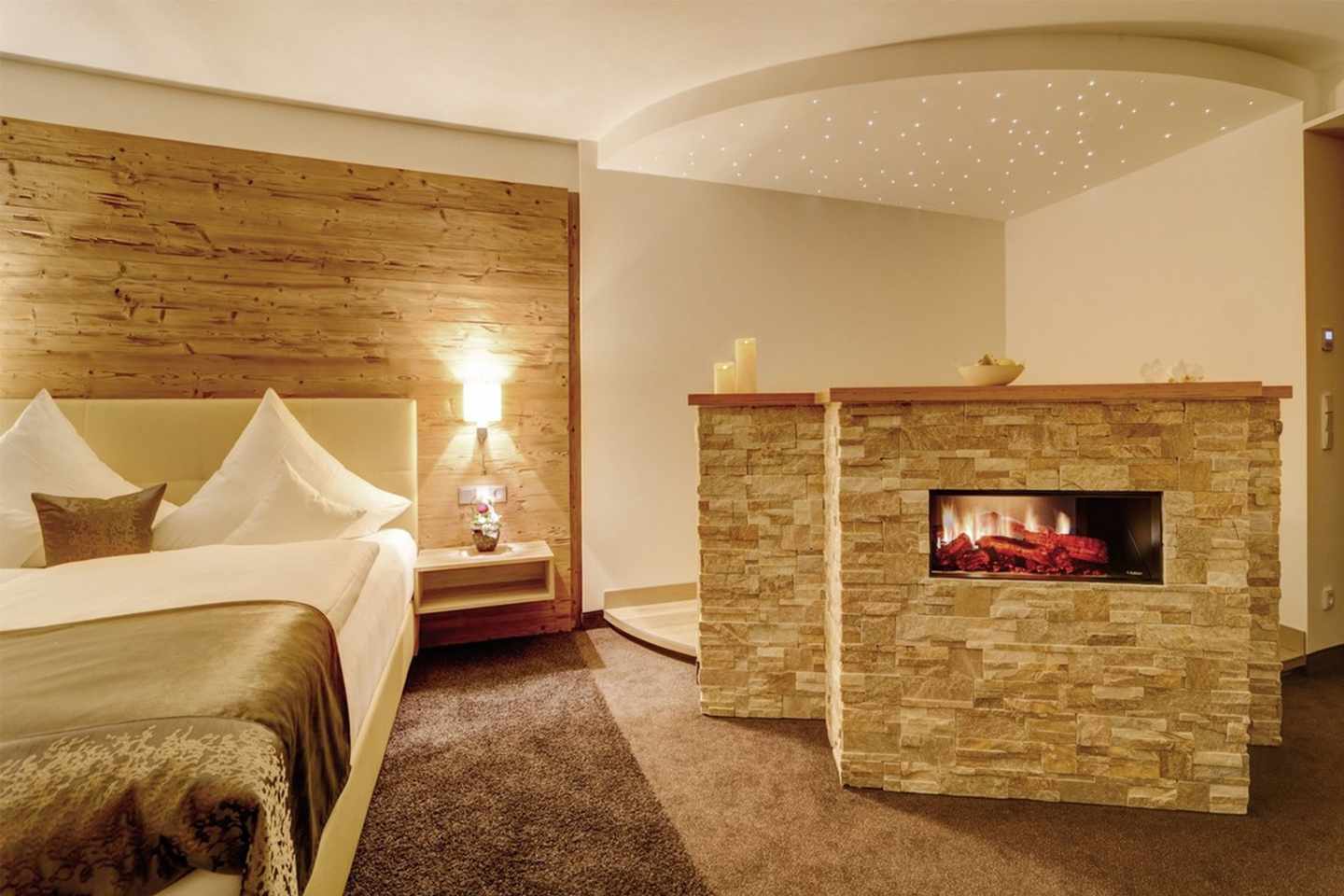 blta26ac0c5ab6bc253-deutschland-bayern-wellnesshotel-eibl-brunner-2-DER-QLG21005.jpg Außergewöhnliche Hotels Deutschland: Zimmer mit Kamin im Wellnesshotel Eibl-Brunner