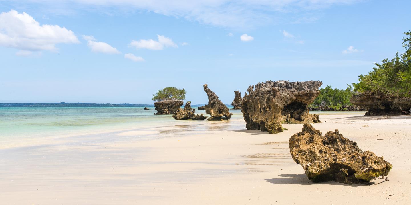 tansania-sansibar-pemba-island-felsen-am-strand-g-493080410.jpg