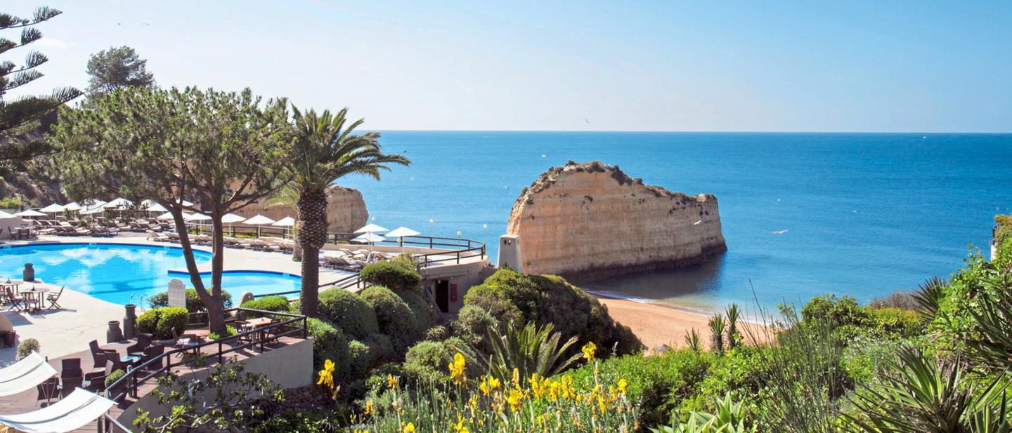 portugal-algarve-vilalara-grand-hotel-porches-strandblick-cmi-DER1505221.jpeg Blick auf die Terrasse mit Pool des Vilalara Grand Hotel Algarve