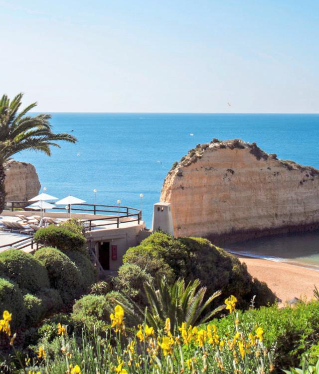Schönste Hotels Algarve Blick auf die Terrasse mit Pool des Vilalara Grand Hotel Algarve