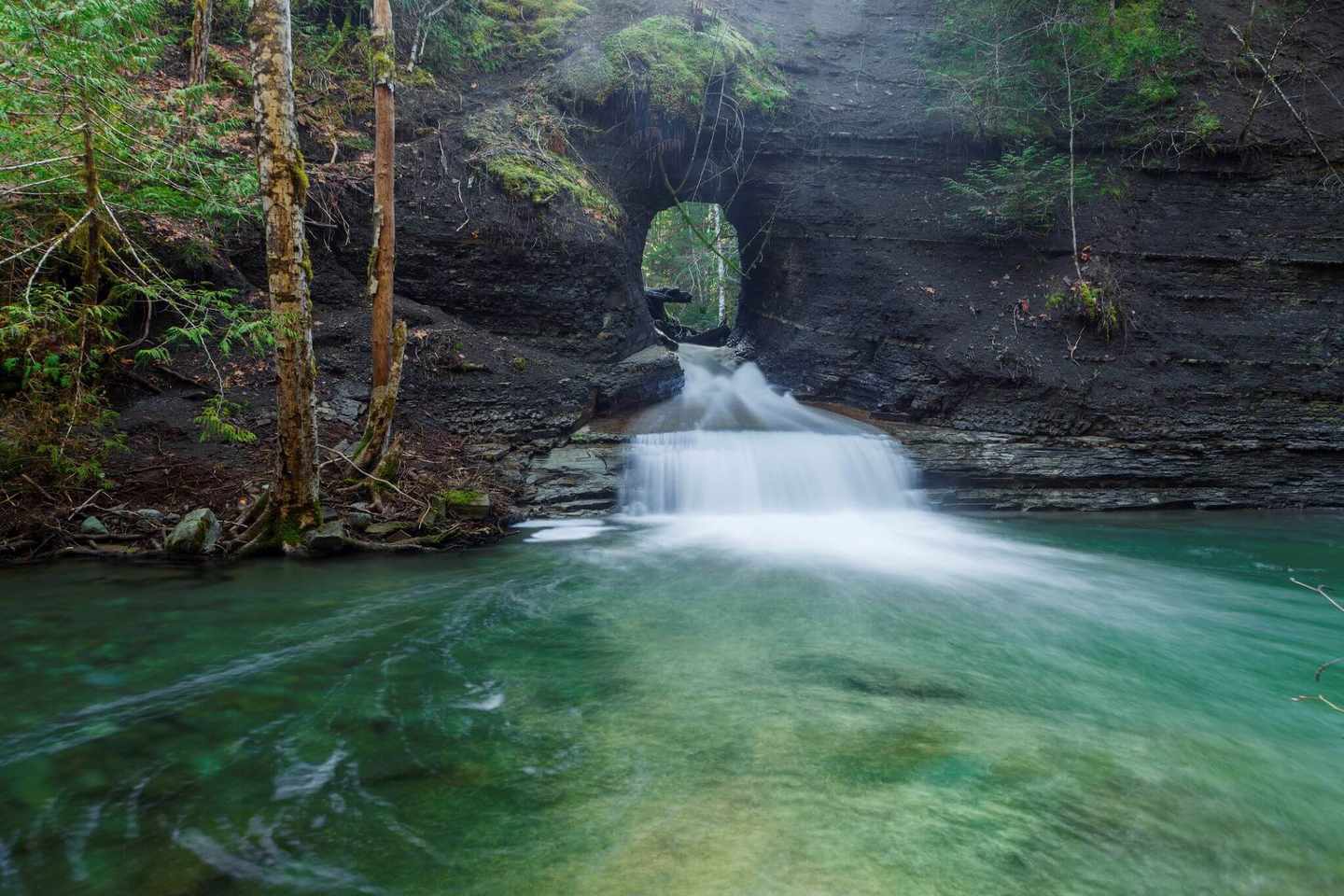 kanada-vancouver-island-wasserfall-port-alberni-g-1047707954.jpg