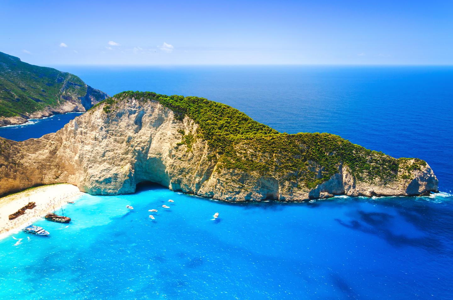 griechenland-zakynthos-navagio-bucht-schiffswrackstrand-g-986556892.jpg