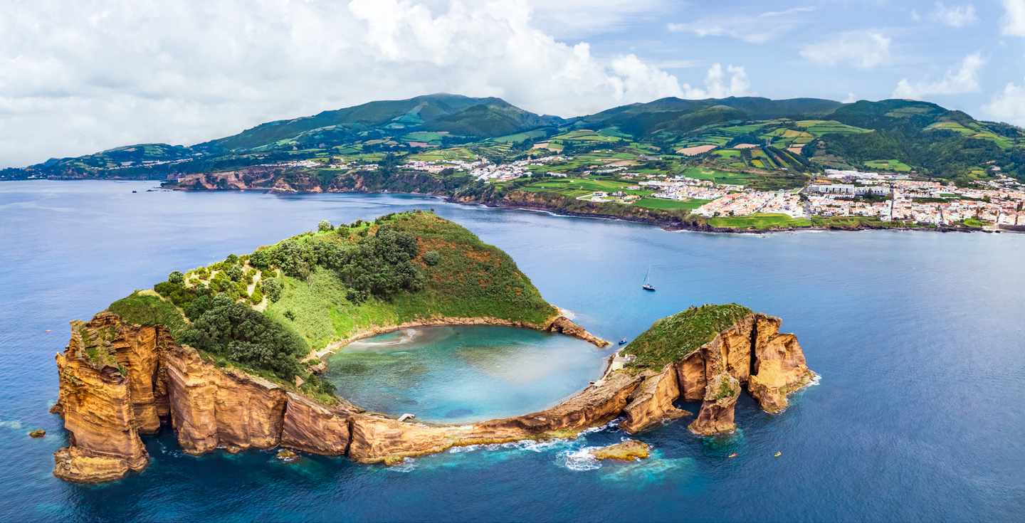 Luftaufnahme der Vulkaninsel Ilhéu de Vila Franca do Campo vor São Miguel auf den Azoren in Portugal