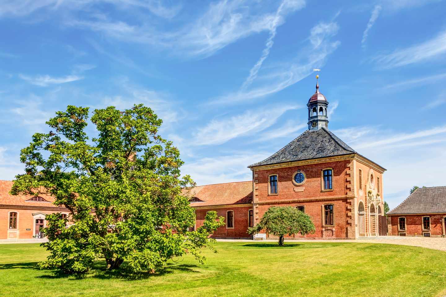 deutschland-mecklenburg-vorpommern-kluetz-schloss-bothmer-ausflugsziel-ostsee-s-483341590.jpg