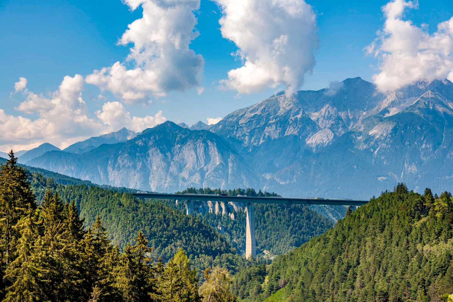 italien-hero-roadtrip-europabrueke-am-brenner-autobahn-in-tirol-g-673977066.jpg