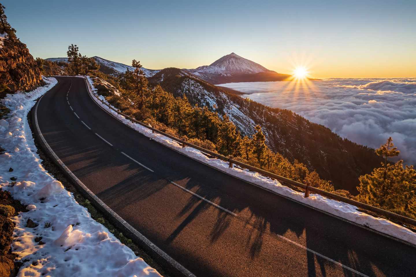 Spanien-Kanaren-Teneriffa-Straße-vor-Teide-Vulkan-g-1437298103.jpg