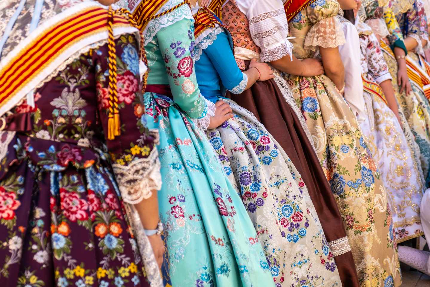 bltd999a9a32436e6f8-spanien-las-fallas-g-2150786410.jpg Bunte traditionelle Kleider