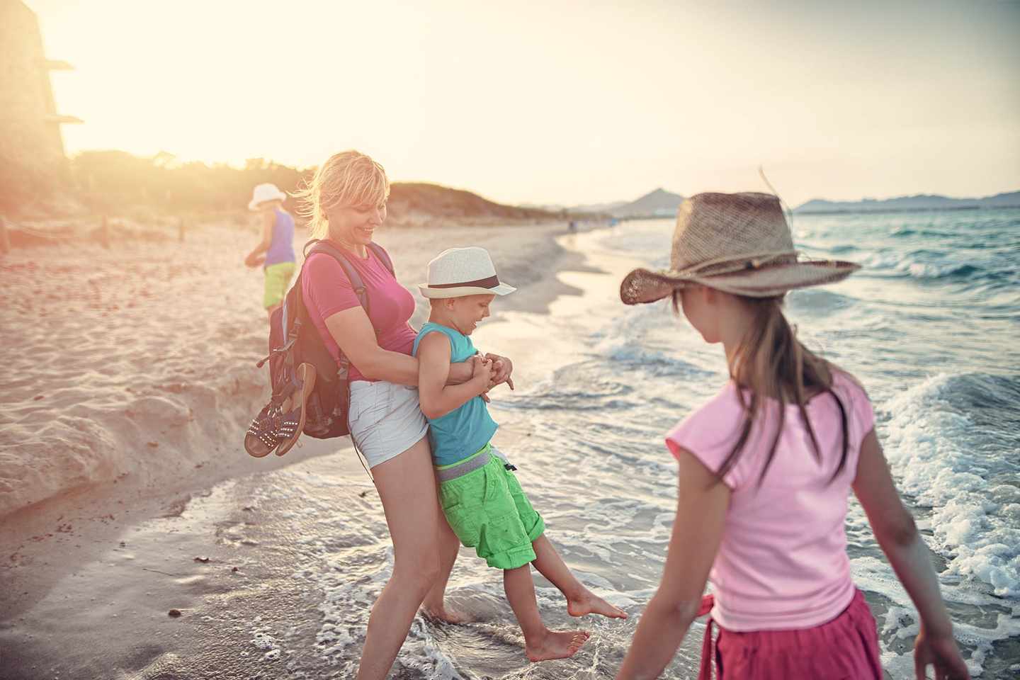 spanien-mallorca-playa-de-moro-mit-kindern-familie-spielt-am-strand-g-673502408.jpg