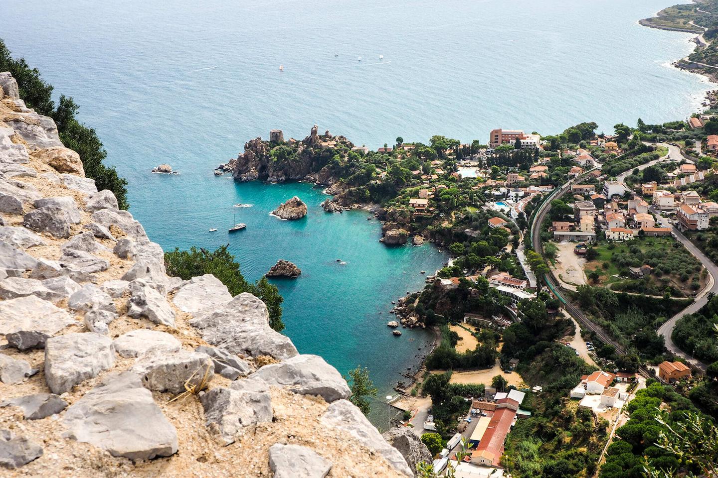 italien-sizilien-straende-mittelalterliche-festung-von-cefalu-g-878402248.jpg