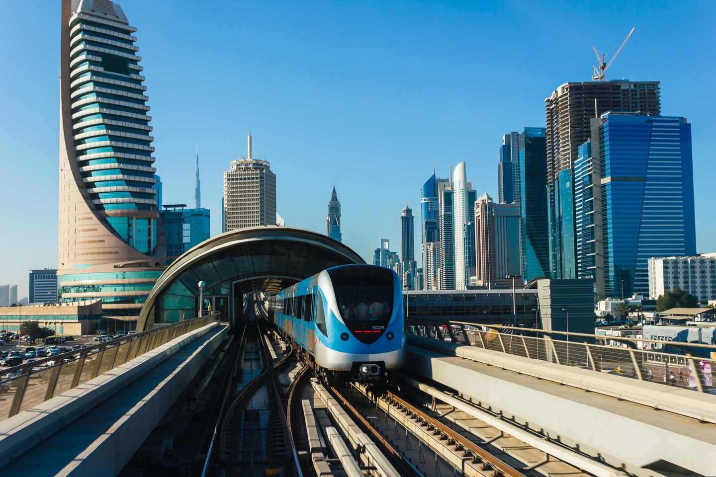 vae-dubai-metro-g-898694354.jpg