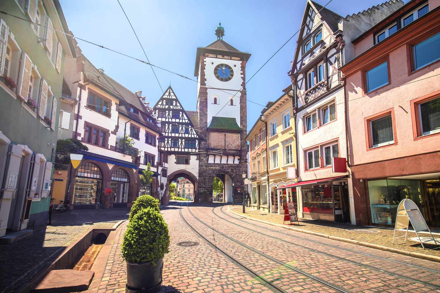 deutschland-freiburg-historische-kopfsteinpflasterstrasse-g-1493073037.jpg