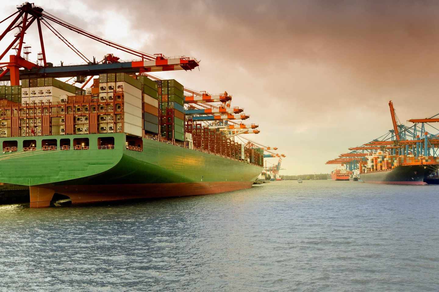 hamburg-hafen-transportschiff-t-482864952.jpg