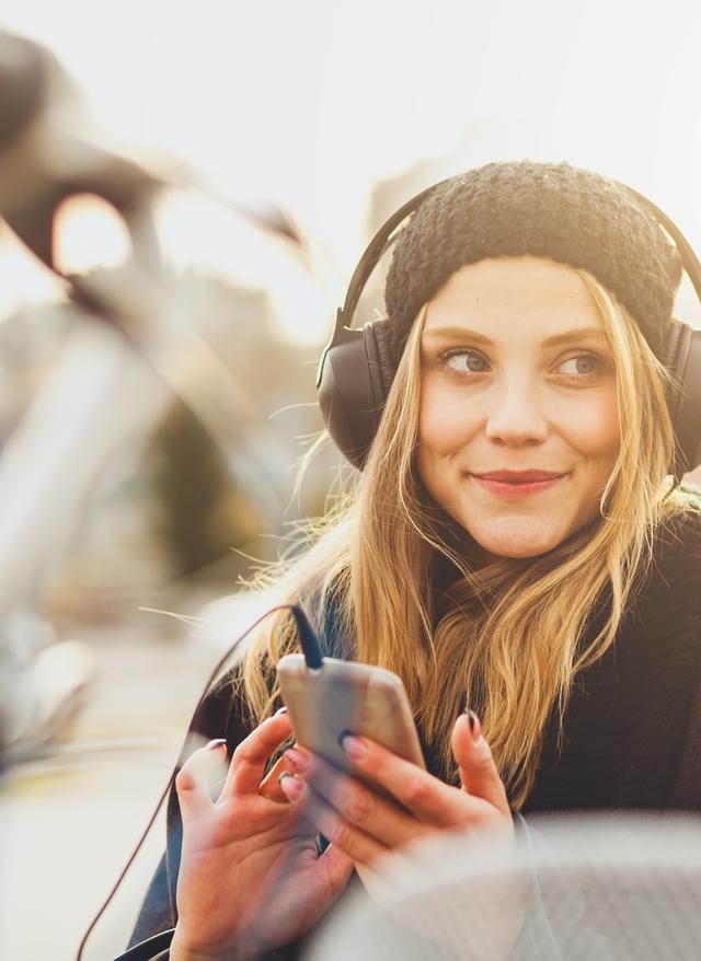 Reisesoundtrack – 12 Monate, 12 Songs, 12 Städte reisetrends-reisesoundtrack-frau-mit-headphones-g-497547972.jpg