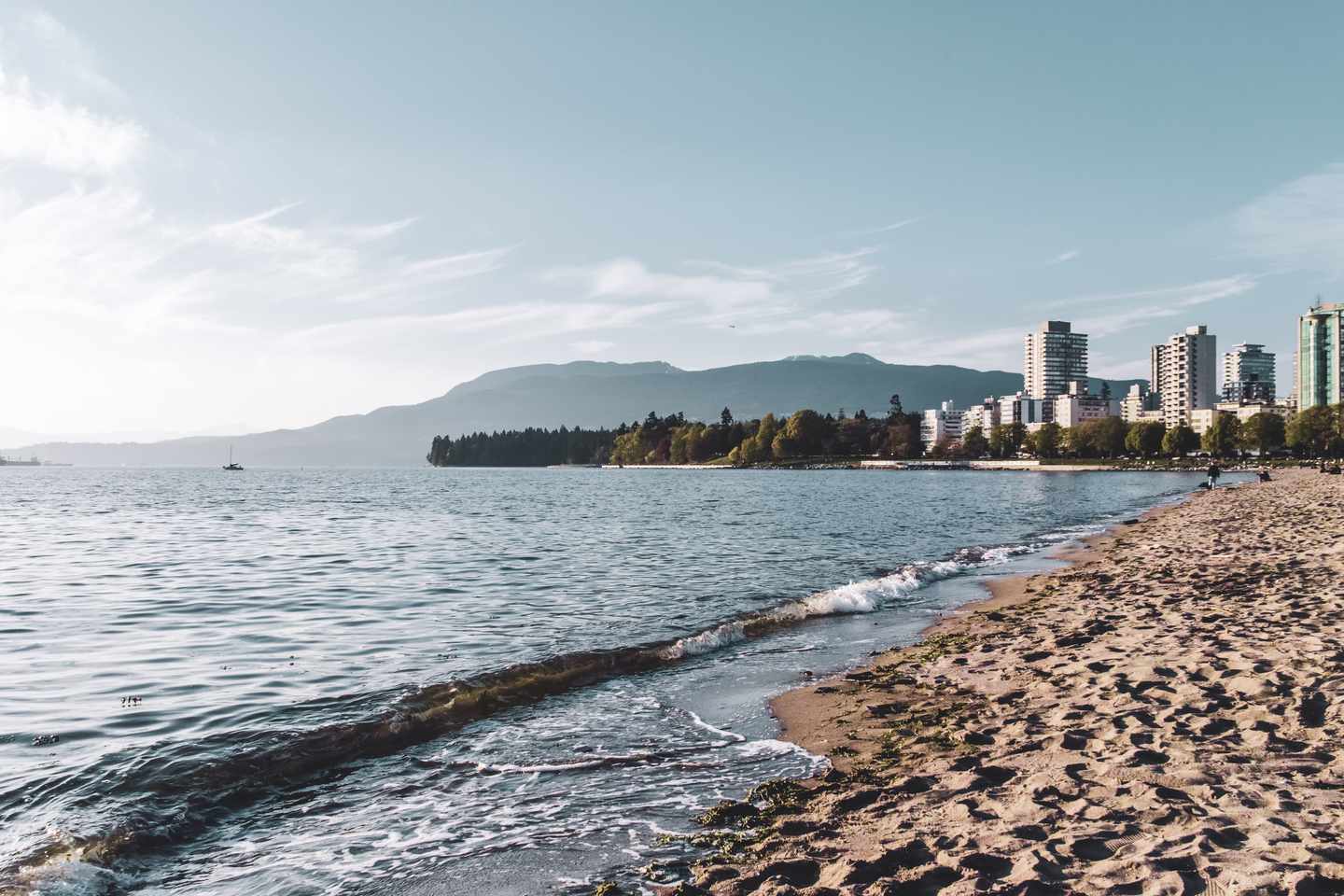 blt296f3c9283ae4788-kanada-british-columbia-vancouver-blick-auf-die-english-bay-g-1090284298_bearbeitet.jpg Kanada Urlaub: English Bay Beach in Vancouver