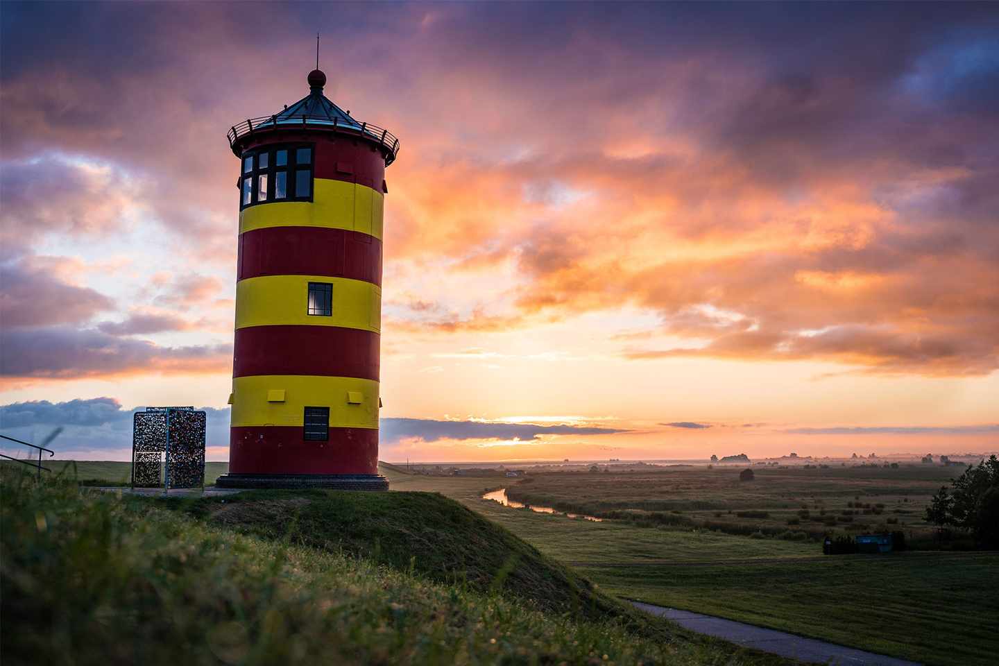 deutschland-ostfriesland-pilsum-leuchtturm-bei-sonnenuntergang-g-1340680513.jpg