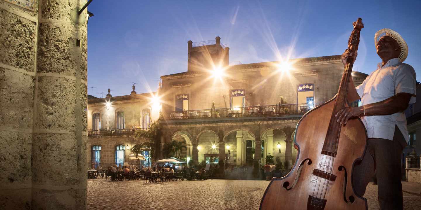 kuba-havanna-altstadt-mann-spielt-bass-am-abend-g-561093595.jpeg