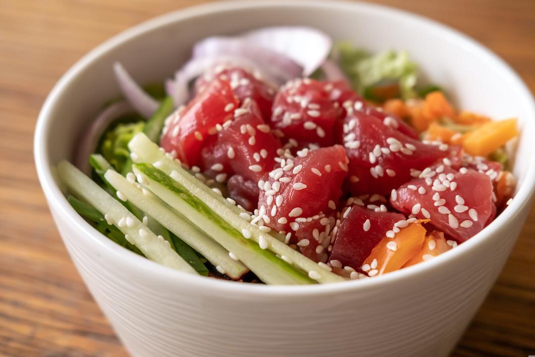 Eine Poké Bowl mit Thunfisch und Avocado