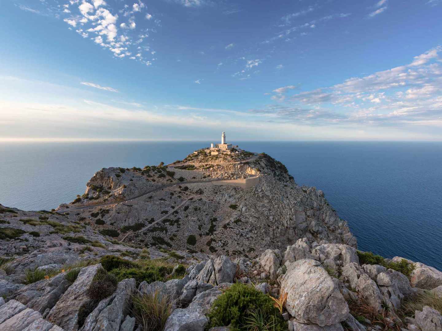 spanien-mallorca-cap-formentor-norden-leuchtturm-bei-sonnenaufgang-g-603292246.jpg