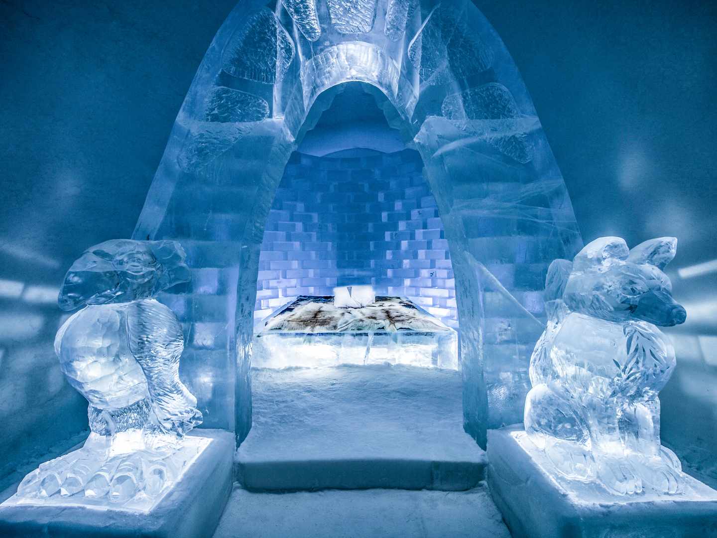 Kunstvoll gestaltetes Zimmer aus Eis und Schnee im ICEHOTEL in Jukkasjärvi, Schweden 
