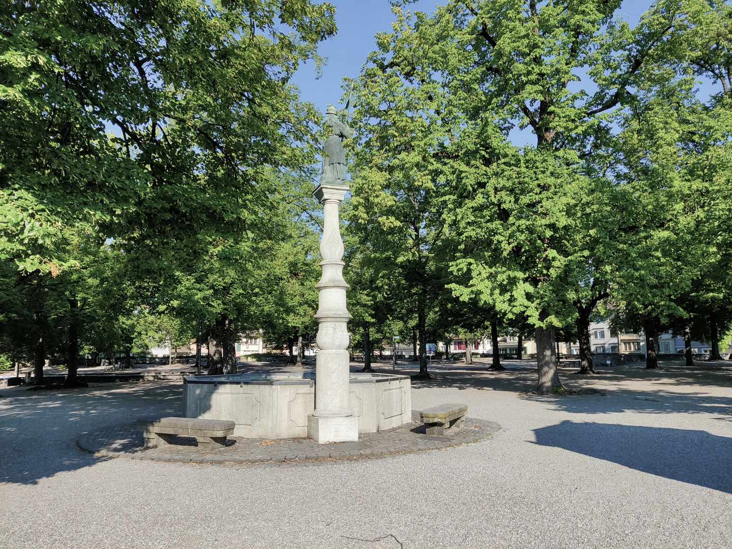 schweiz-zuerich-brunnen-statue-g-1477093325_bearbeitet.jpg