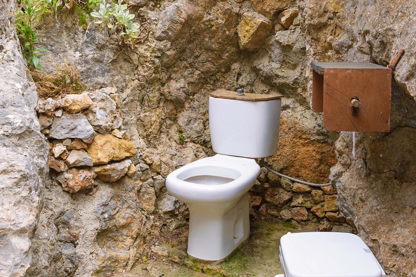 griechenland-kos-freiluft-toilette-in-palio-pyli-g-538796316.jpg