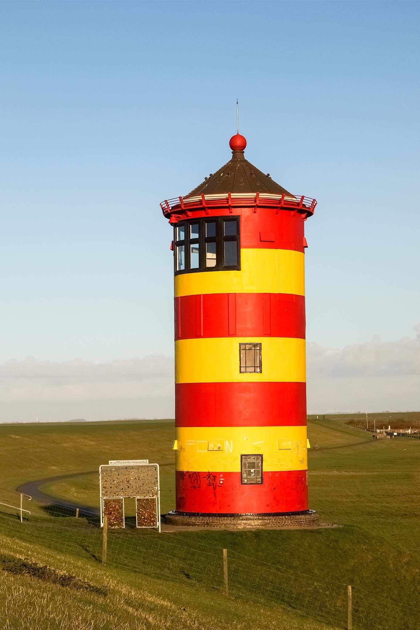 blt34f46d8b26a0c3fa-deutschland-ostfriesland-pilsum-leuchtturm-auf-der-wiese-g-480390274.jpg Nahaufnahme von Deutschlands Ostfriesland Pilsum Leuchtturm auf der Wiese