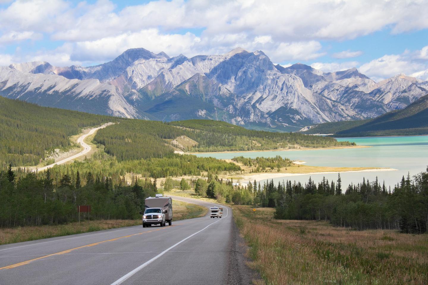 kanada-alberta-wohnmobile-unterwegs-auf-der-straße-g-520622267.jpg