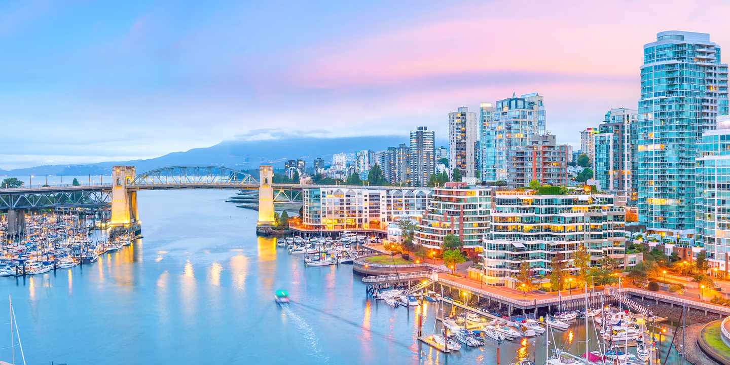 blt6a470ece65dc5d58-kanada-vancouver-skyline-yachthafen-sonnenuntergang-a-296065606.jpg Blick auf die Skyline von Vancouver mit Yachthafen und Brücke bei Sonnenuntergang in British Columbia, Kanada
