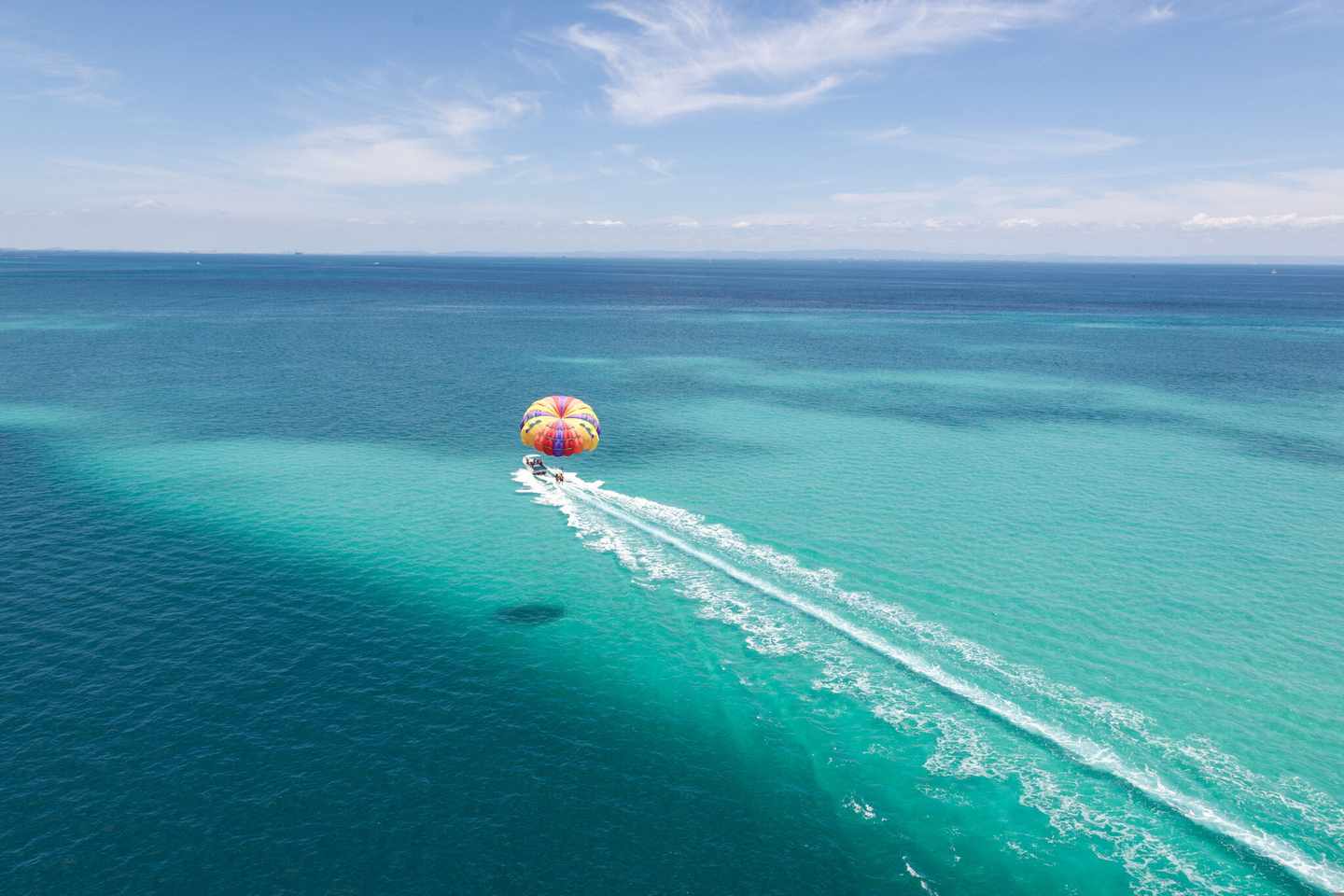 tuerkei-tuerkische-riviera-side-parasailing-auf-dem-offenen-wasser-g-1213052622.jpg