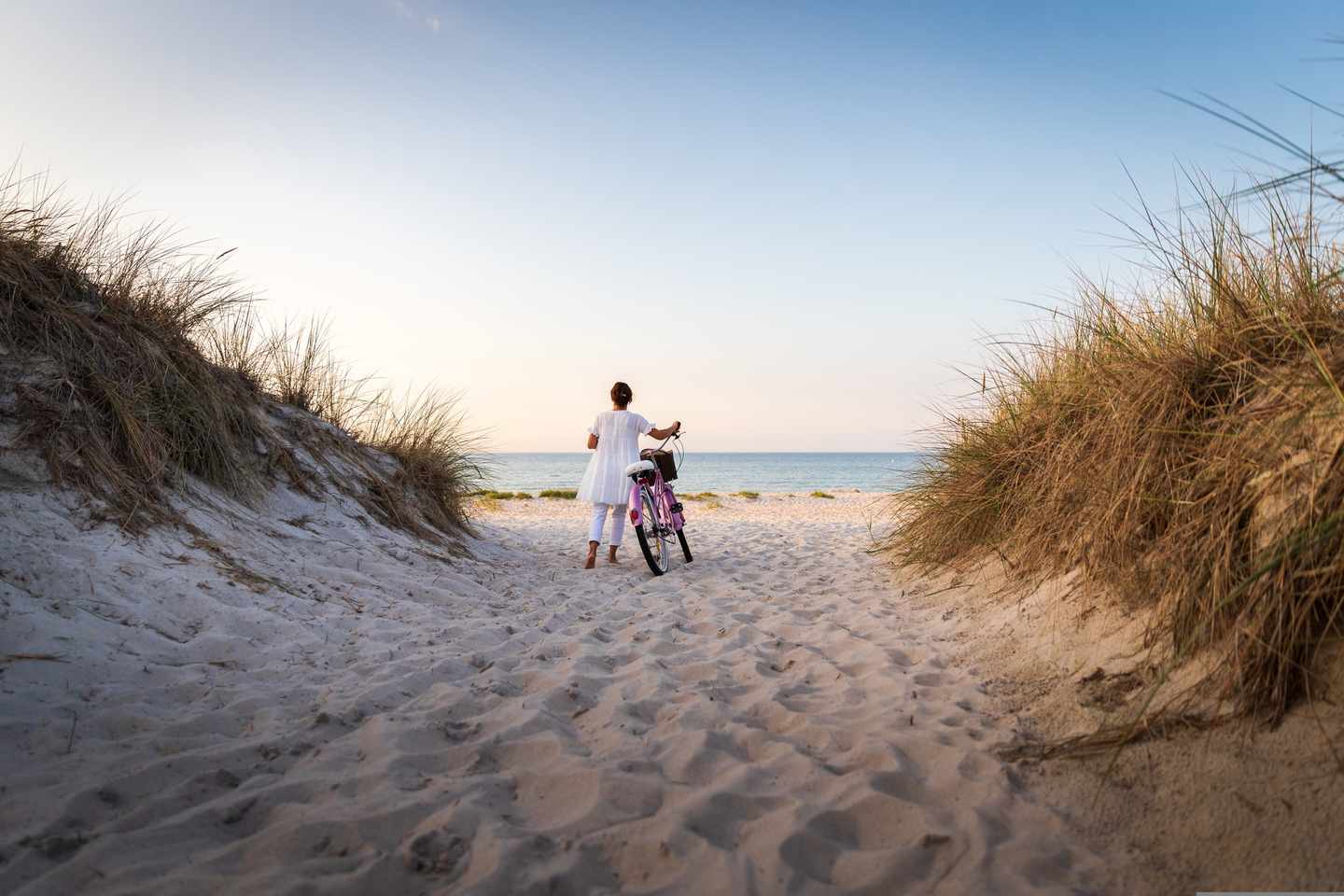 deutschland-ostsee-fischland-darss-zingst-frau-fahrrad-strand-g-1171968619.jpg