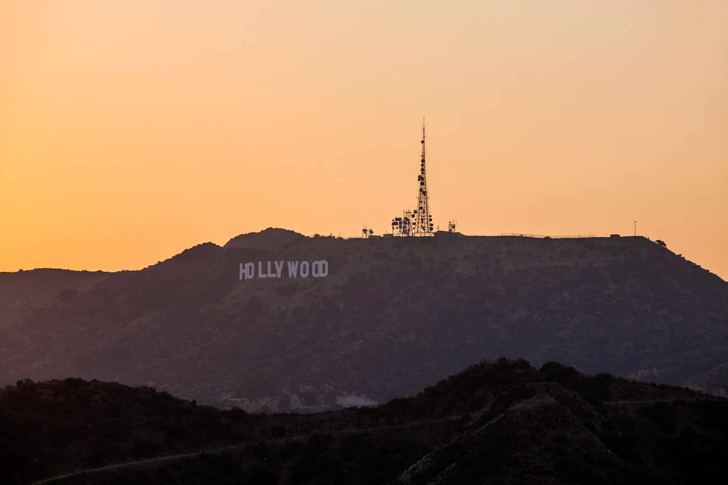 usa-los-angeles-sehenwuerdigkeitne-sunset-in-hollywood-mountains-g-531774711.jpg