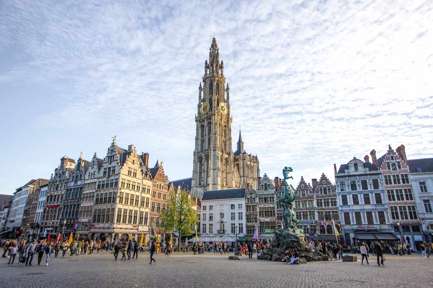 belgien-antwerpen-brabo-denkmal-und-liebfrauenkathedrale-g-1223665874.jpg
