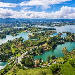 kolumbien-guatape-panorama-klein-g-881736772.jpg