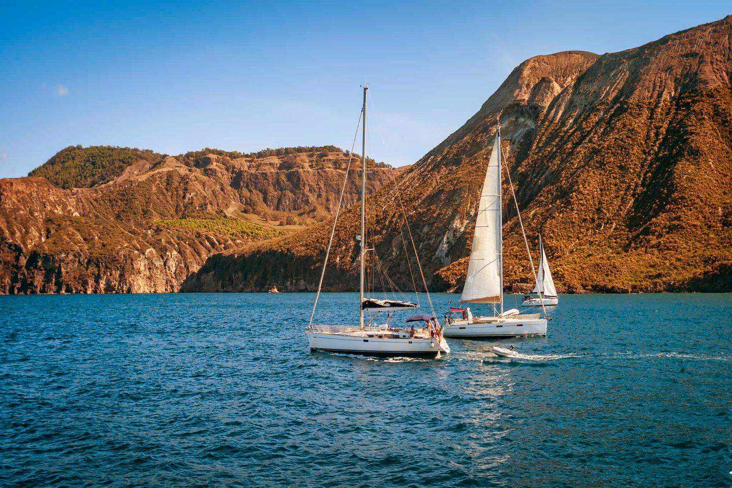 italien-hero-roadtrip-aeolische-inselkueste-mittelmeer-farbbild-g-1293304052.jpg