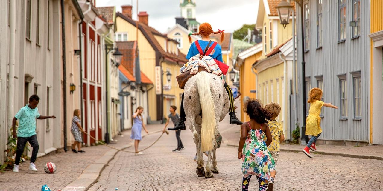 schweden-astrid-lindgren-welt-pippi-reitet-durch-die-stad-c-astrid-lindgrens-vaerld.jpg