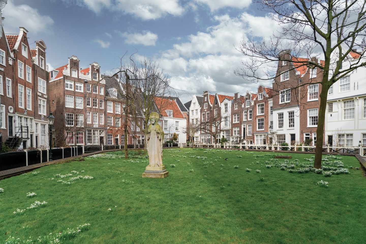 niederlande-amsterdam-begijnhof-wohngebiet-g-1255066431_bearbeitet.jpg