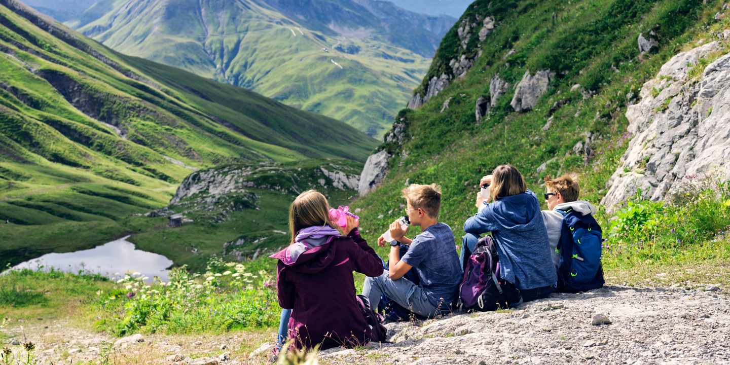 oesterreich-tirol-familie_wandert_vor_bergpanorama-g-1424825183.jpg