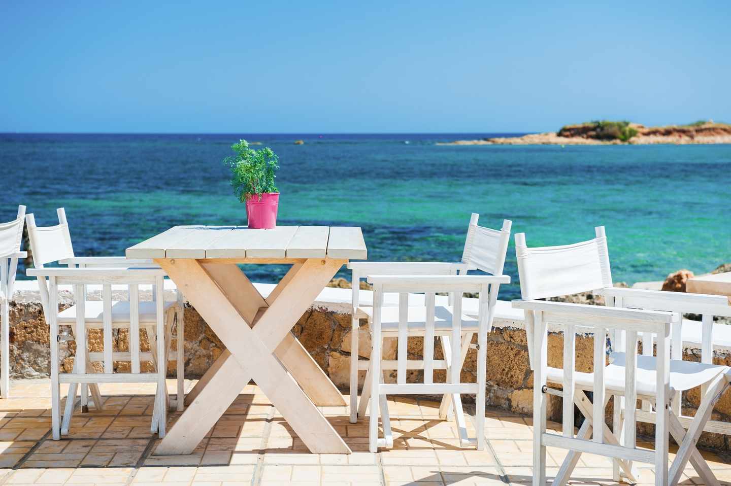 griechenland-kreta-malia-cafe-am-strand-g-476874176.jpg