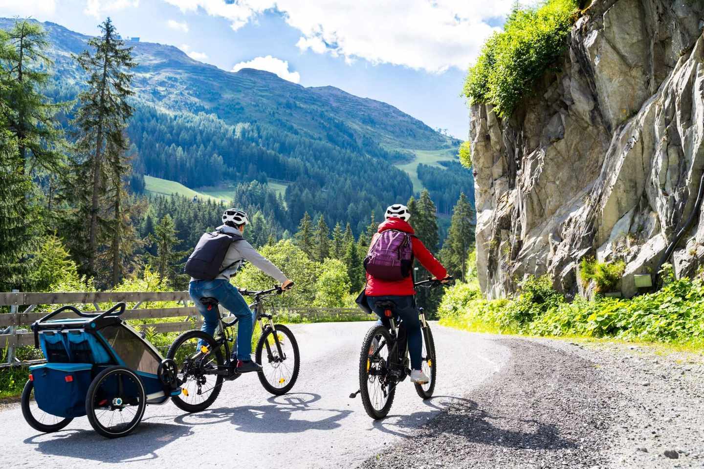deutschland-bayern-familie-beim-radfahren-g-1322670365.jpg
