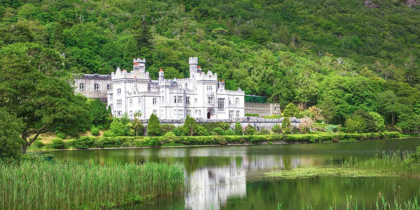 bltb96098a3f159fa35-irland-connemara-kylemore-abbey-g-1022885110.jpg Kylemore Abbey im Connemara Nationalpark am See, umgeben von Wäldern und Bergen in Irland