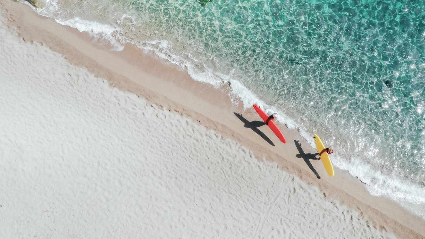 zwei-surfer-am-strand-luftaufnahme-g-1194322454_bearbeitet.jpg